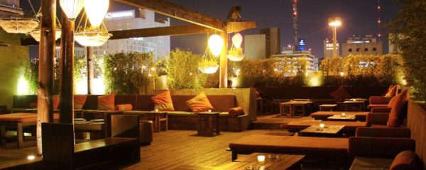 Rooftop de nuit dans la capitale